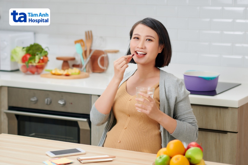 mẹ bầu nên bổ sung các loại vitamin và khoáng chất theo đúng liều lượng để tăng đề kháng và hỗ trợ miễn dịch