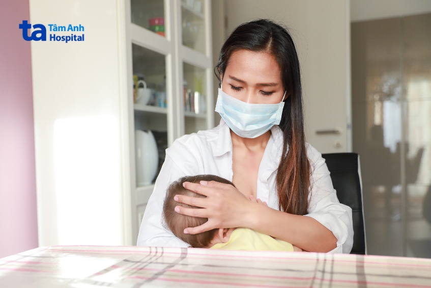 mẹ bị cảm cúm vẫn có thể cho con bú miễn tuân thủ các biện pháp bảo vệ để hạn chế tối đa nguy cơ lây nhiễm bệnh cho bé