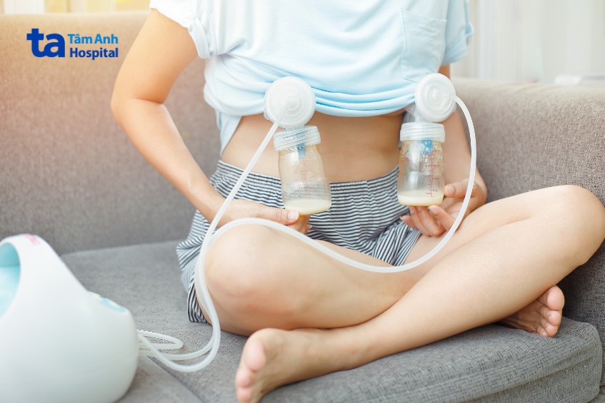 mẹ bị cúm có thể hút sữa vào bình rồi nhờ người thân cho bé ăn để bé nhận được nguồn dinh dưỡng quý giá