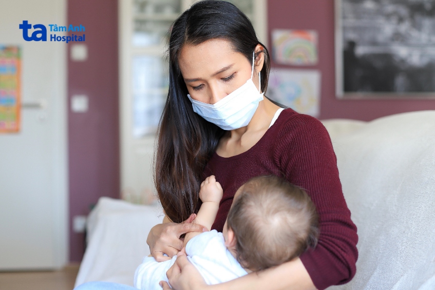 mẹ bị cúm vẫn có thể an tâm cho con bú bởi virus cúm không lây qua sữa mẹ