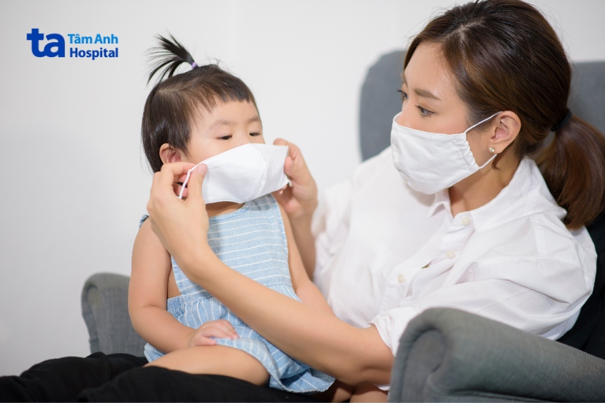 mẹ nên tập cho bé thói quen vệ sinh cá nhân sạch sẽ, đeo khẩu trang khi đến nơi đông người… để tránh các bệnh dễ lây nhiễm như cúm