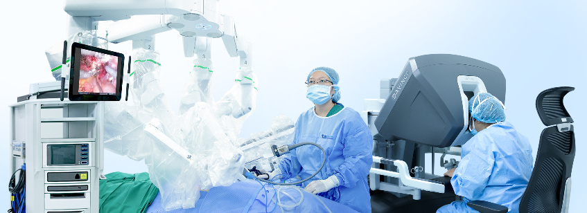 Phẫu thuật viên điều khiển robot da Vinci thực hiện cắt tử cung trong phòng mổ
