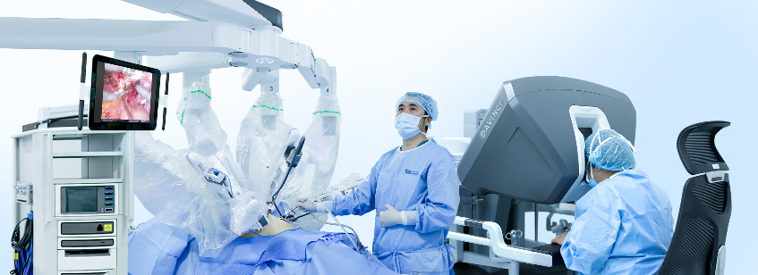 Bác sĩ điều khiển robot mổ nội soi trong phẫu thuật cắt tử cung tại bệnh viện