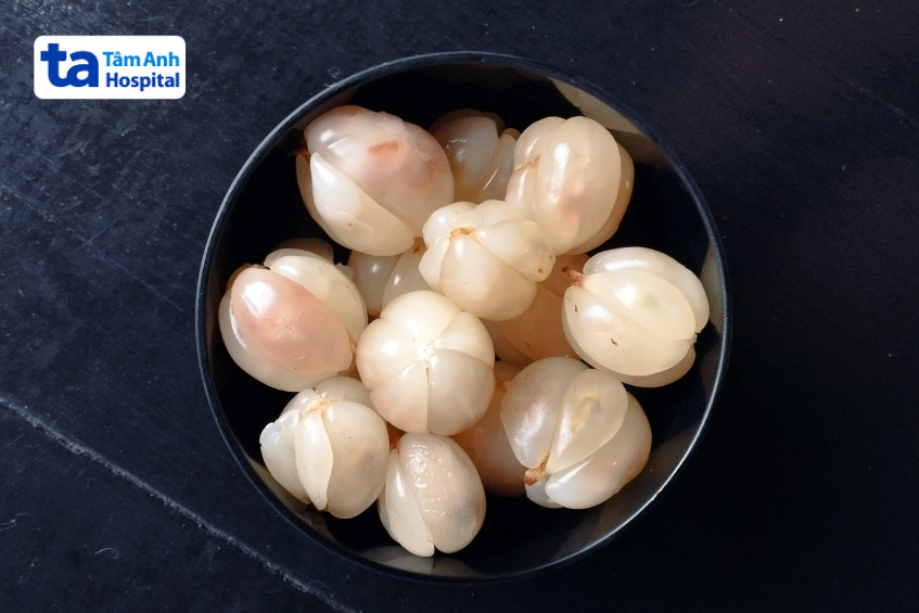 Múi bòn bon tươi được bóc sạch trong bát, phù hợp bổ sung vitamin khi mang thai