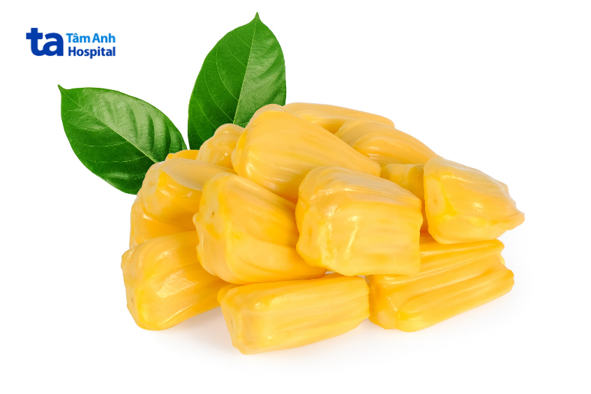 Múi mít vàng tươi ngon được bày cùng lá xanh trên nền trắng.