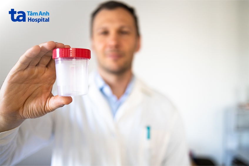 Nam giới có thể đi một mình để khám và làm các xét nghiệm cơ bản, đặc biệt là xét nghiệm tinh trùng