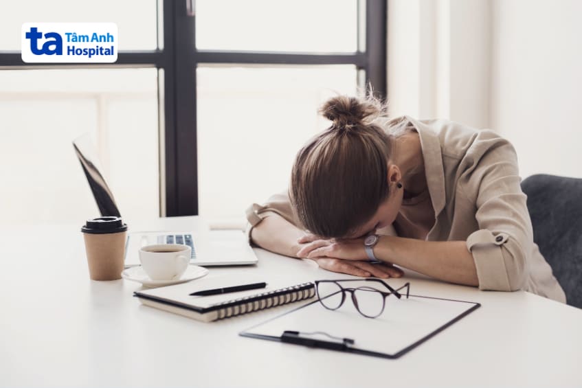 ngủ thiếp đi ngay cả khi đang làm việc