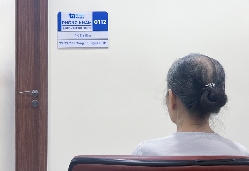 người bệnh cao tuổi chờ khám