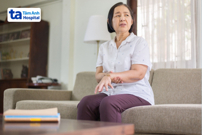 người bệnh cường giáp thường run tay khi duỗi tay về phía trước