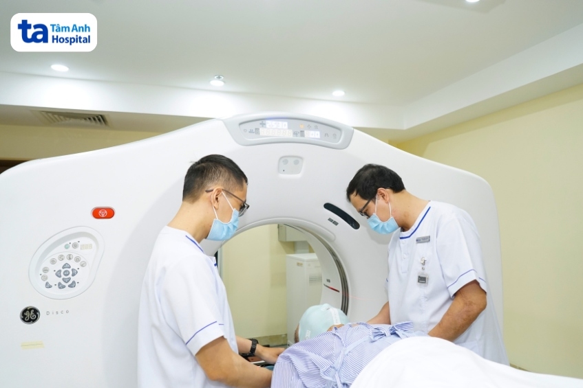 người bệnh đang được chụp ct mô phỏng để lên kế hoạch xạ trị chi tiết