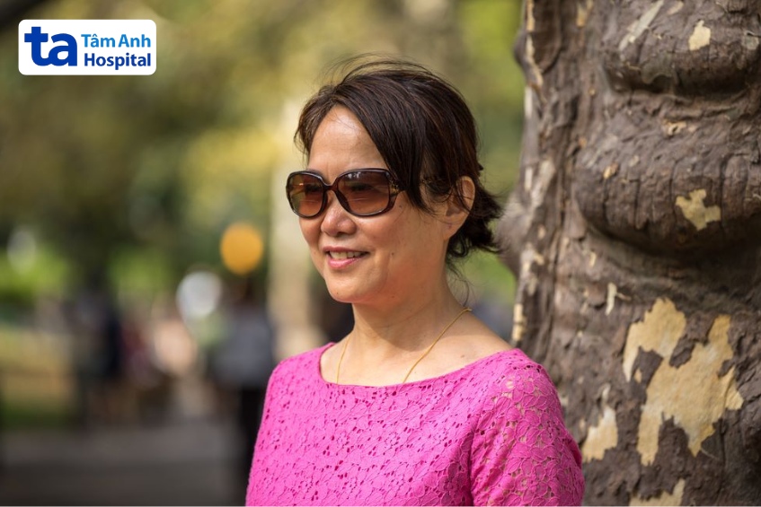 người bệnh mắt lồi cường giáp nên đeo kính râm khi ra ngoài