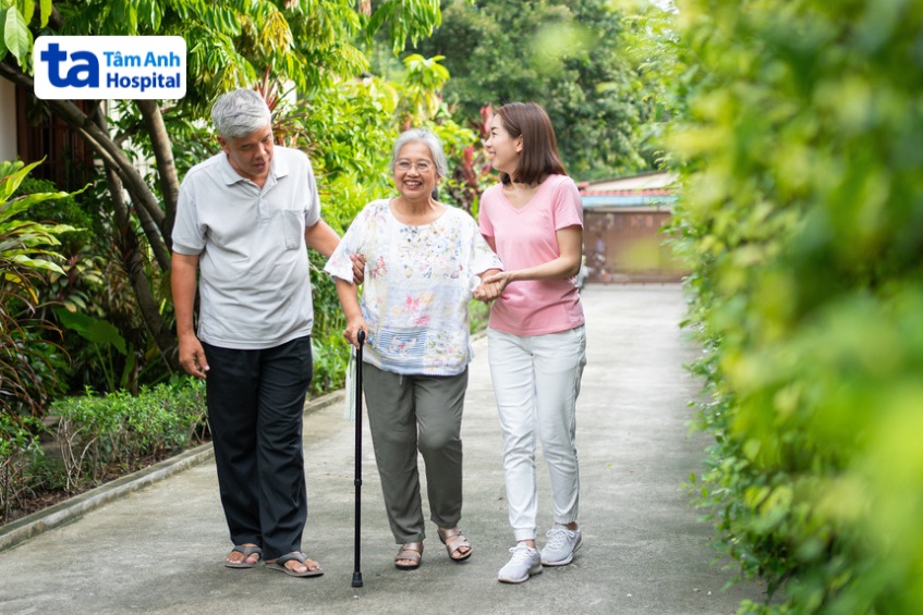 người bệnh nên vận động nhẹ nhàng như đi bộ để cải thiện thể lực