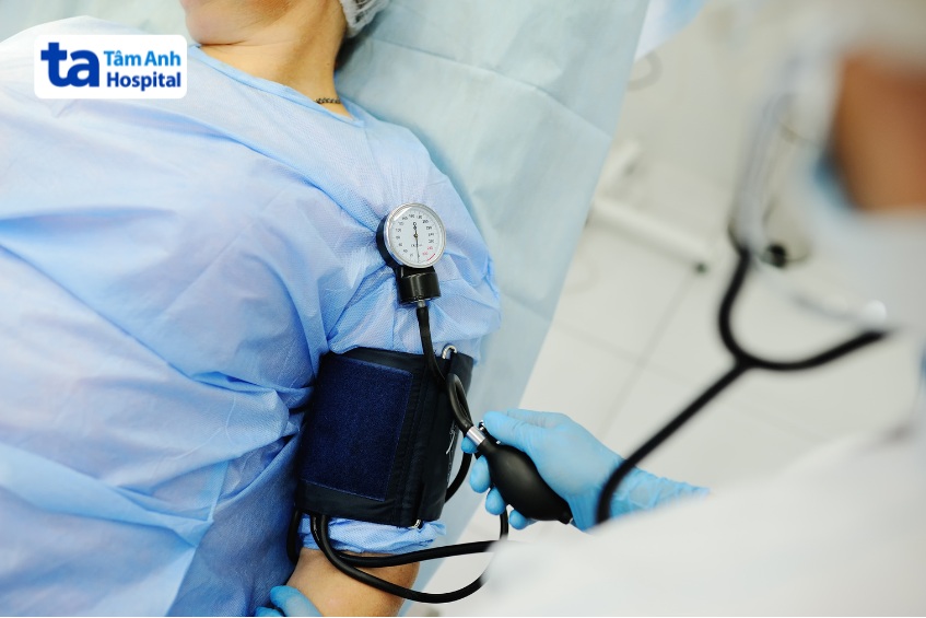 Người bệnh trước khi mổ được kiểm tra huyết áp nhằm ngăn ngừa nguy cơ rối loạn huyết động và các biến cố tim mạch