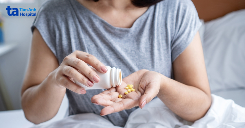 Người bệnh uống thuốc kháng histamin giúp giảm triệu chứng dị ứng như ngứa, hắt hơi, sổ mũi