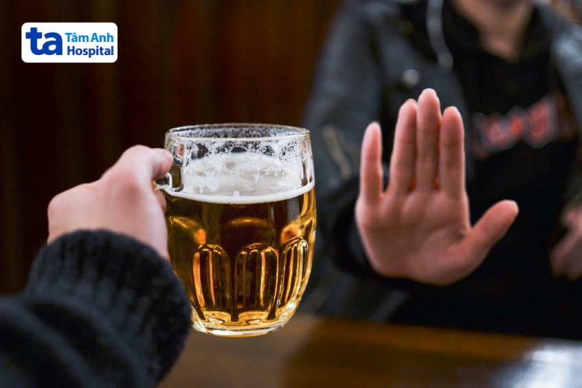 Người bị bệnh huyết áp không nên uống rượu, bia