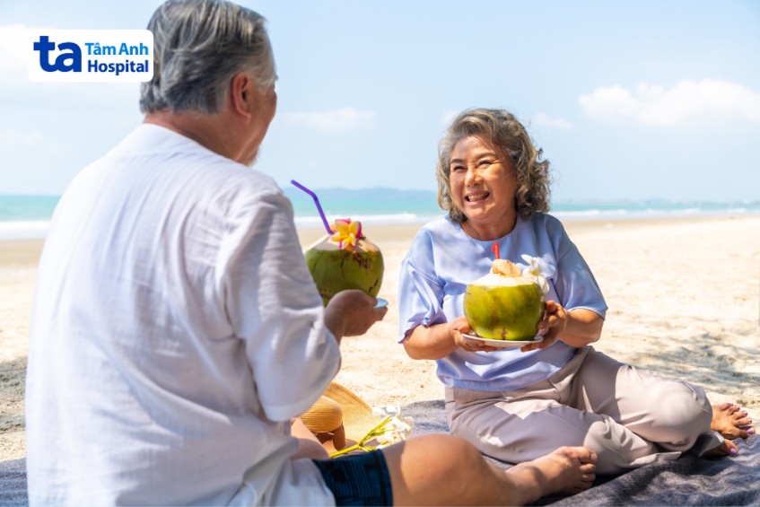 Người cao huyết áp uống nước dừa với lượng vừa đủ có thể hỗ trợ kiểm soát huyết áp