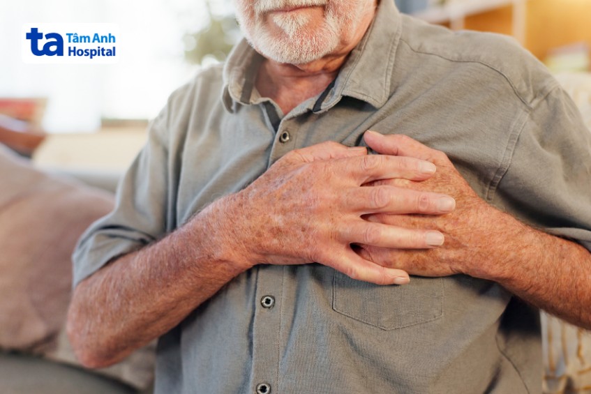 Người có tiền sử bệnh tim mạch nên thăm khám sớm có kèm triệu chứng dù huyết áp ổn định