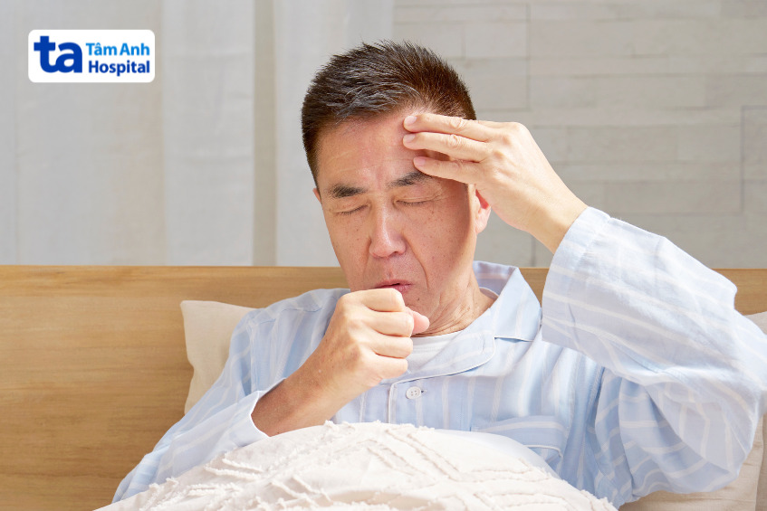 người đàn ông đang sốt và mệt mỏi, ho