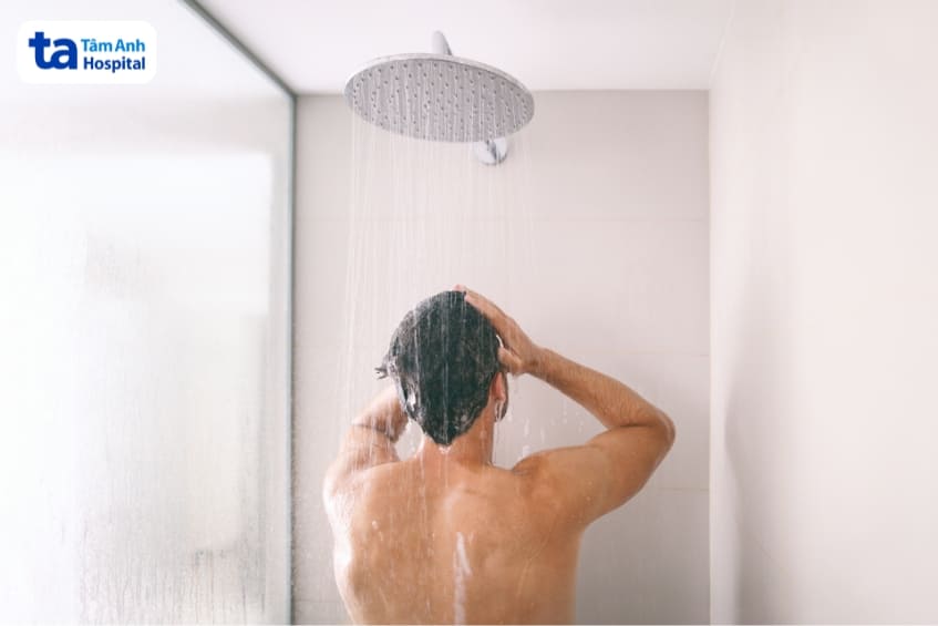 người đàn ông tắm nước nóng
