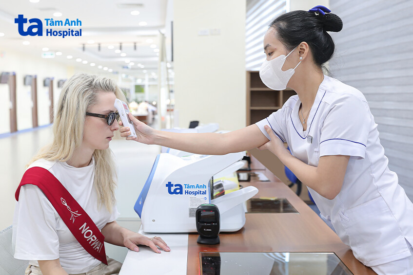 người đẹp julie marie tollefsen bị sốt cao chóng mặt