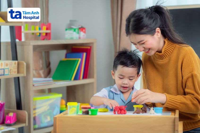 người điều trị iod phóng xạ cần tránh tiếp xúc trẻ nhỏ 2–5 ngày