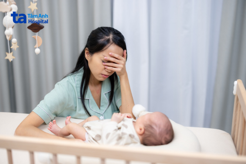 người mẹ căng thẳng khi chăm con nhỏ
