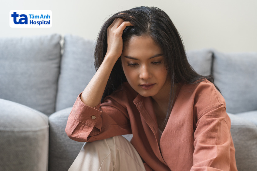 người phụ nữ bị đau đầu chóng mắt