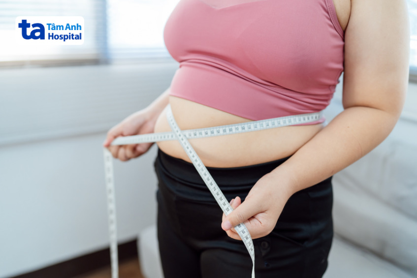 người phụ nữ đang đo vòng eo