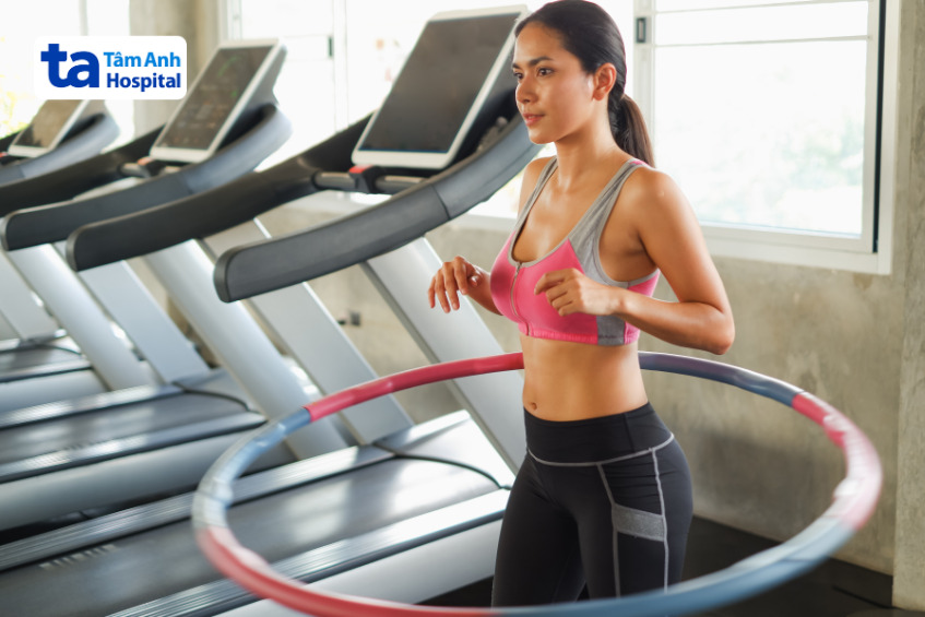 người phụ nữ đang lắc vòng