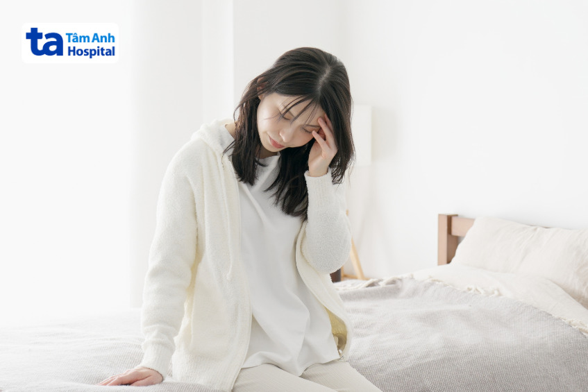 người phụ nữ đau đầu mệt mỏi