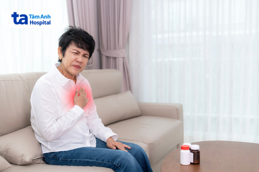 người phụ nữ đau tức ngực