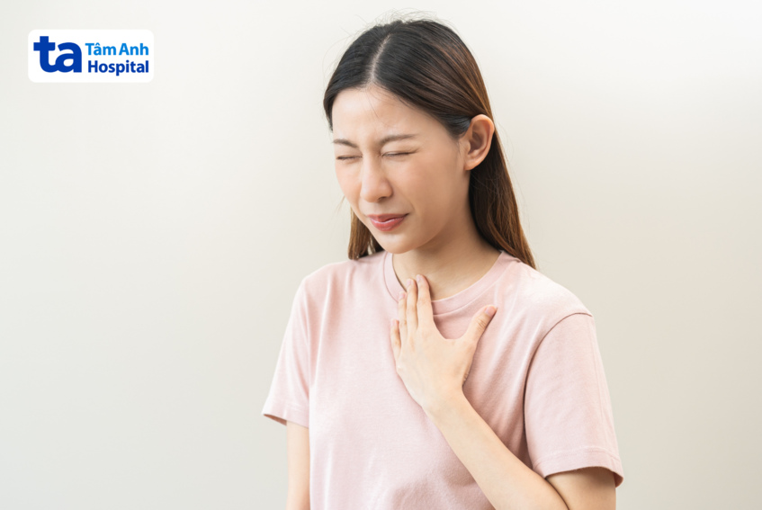 người phụ nữ khó nuốt ở cổ