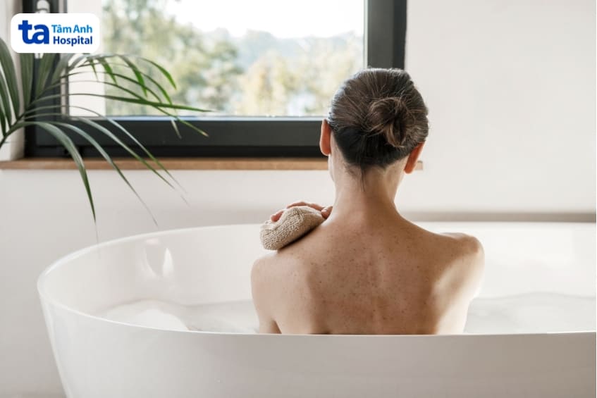 người phụ nữ tắm nước nóng