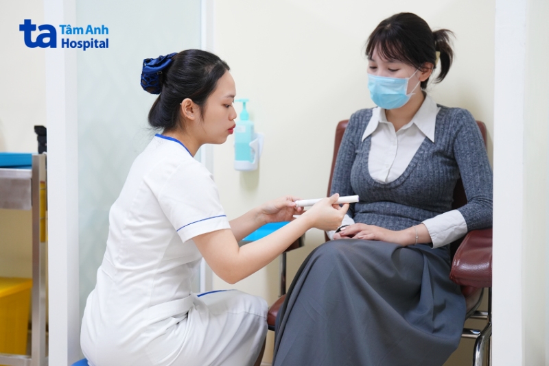 nhân viên y tế tư vấn cho khách