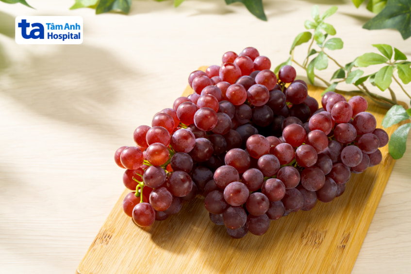 Chùm nho đỏ tươi chứa nhiều nước, tốt cho người sỏi mật nhờ khả năng thanh lọc cơ thể