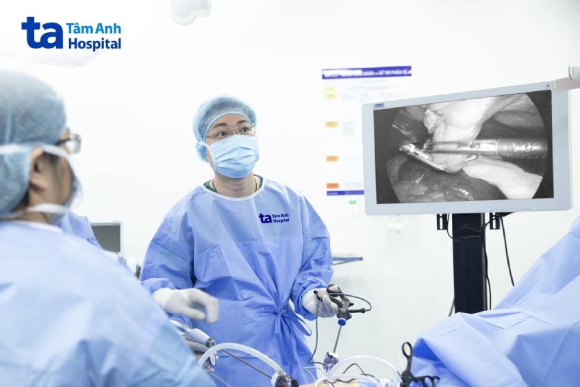 nội soi cắt gan cho bà Tứ