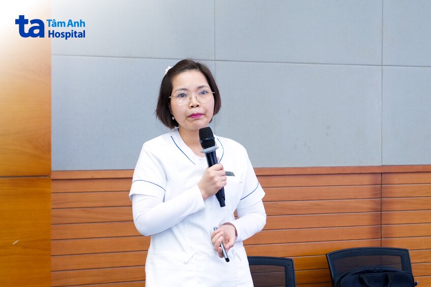 nữ báo cáo viên phát biểu