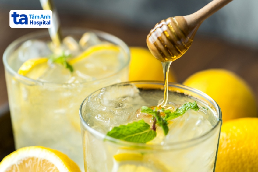 nước chanh mật ong là thức uống giúp giảm ho, giảm đau họng hiệu quả