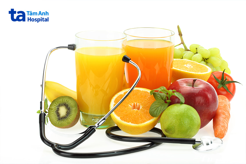 Nước ép trái cây và rau củ kết hợp cùng ống nghe, biểu tượng cho đồ uống lành mạnh