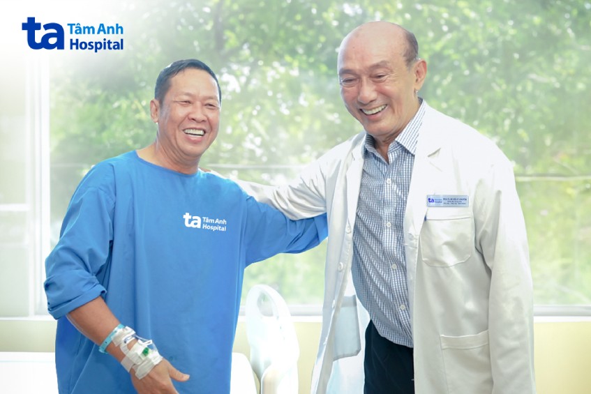 PGS Vũ Lê Chuyên bên người bệnh 65 tuổi, sau ca phẫu thuật nội soi cắt tuyến tiền liệt tận gốc bằng robot Da Vinci Xi