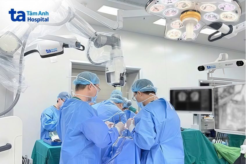 phẫu thuật lấy khối máu tụ bằng robot Modus V Synaptive.