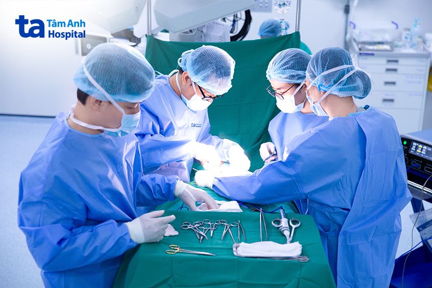 phẫu thuật lấy trọn khối u tuyến giáp cho bệnh nhân