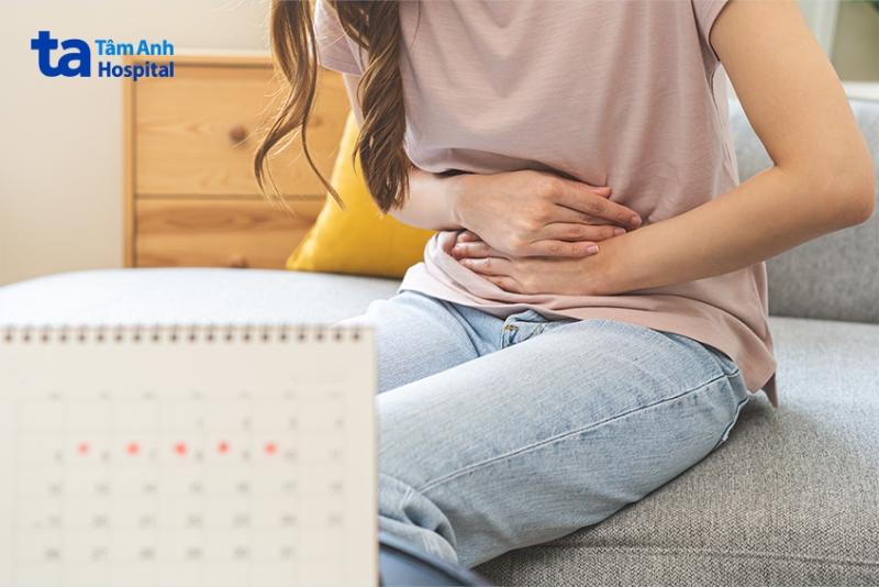 phụ nữ bị đau bụng