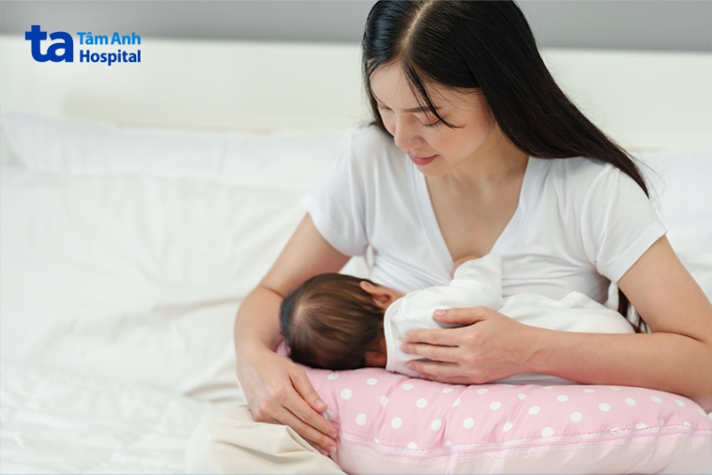 phụ nữ đang cho con bú
