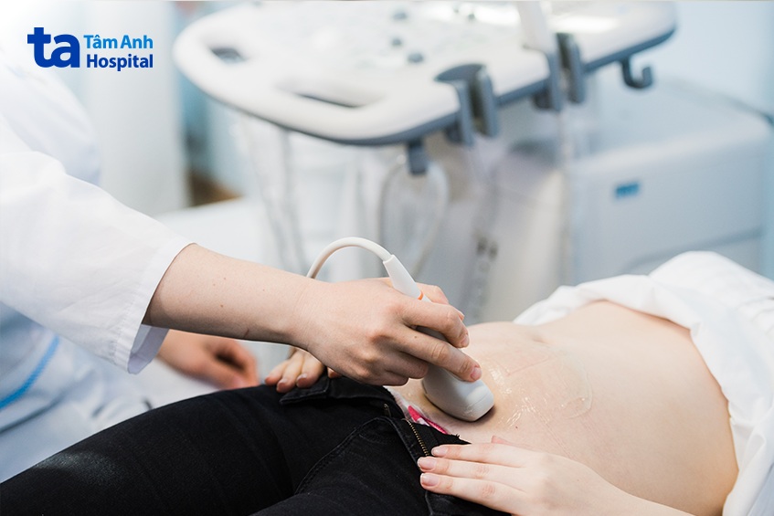 Phụ nữ đi khám hiếm muộn 1 mình có làm siêu âm tử cung, buồng trứng, vòi trứng