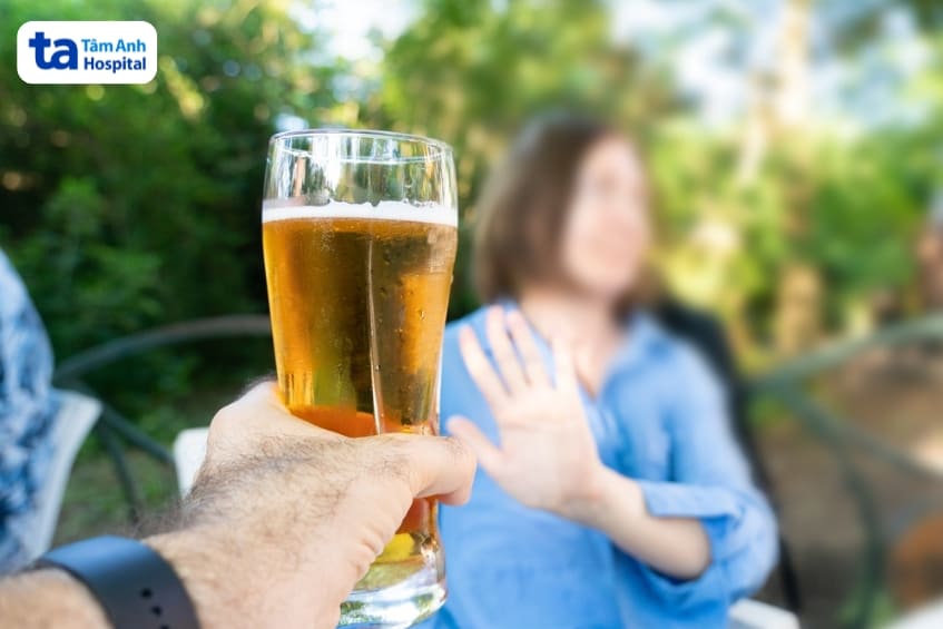 phụ nữ từ chối rượu bia