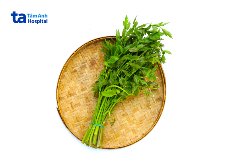 Bó rau cần tươi đặt trên mẹt tre, giàu dinh dưỡng cho phụ nữ mang thai