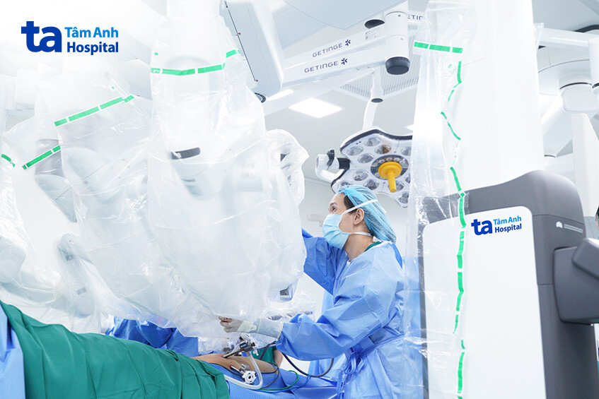 robot cứu bàng quang nam sinh 16 tuổi