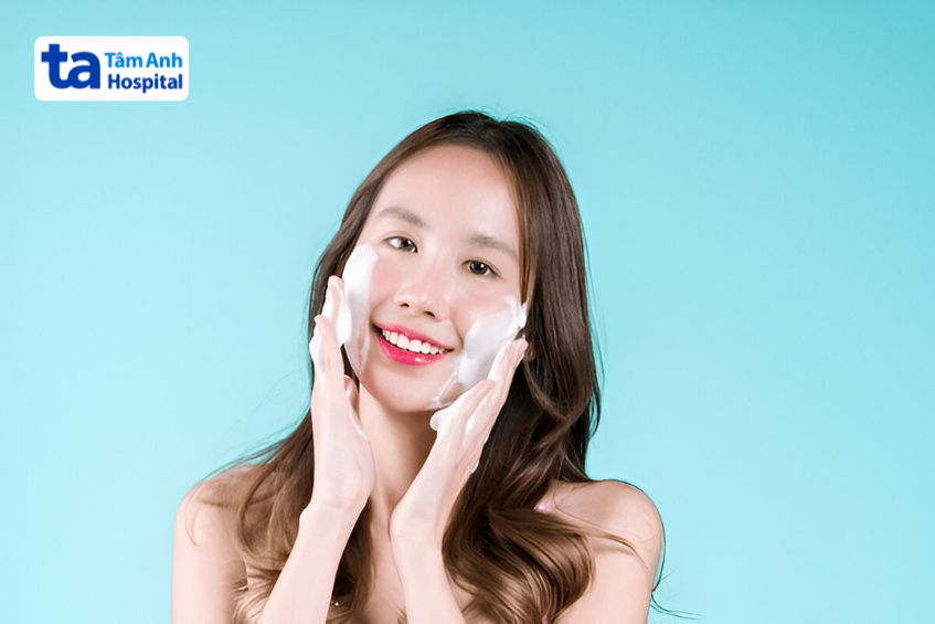 rửa mặt sạch và đều đặn