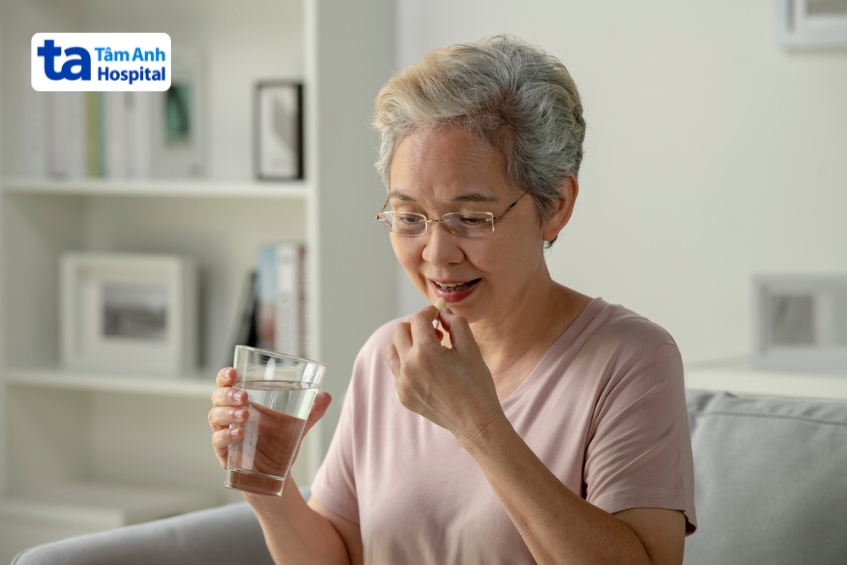 sau điều trị iod phóng xạ, người bệnh cần dùng hormone tuyến giáp tổng hợp để bù hormone cho cơ thể